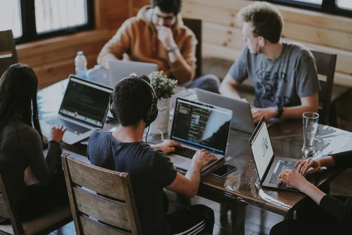 Time de desenvolvimento da Dunas programando em conjunto